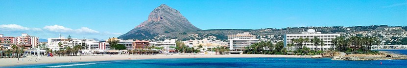 Strand El Arenal van Jávea met de berg Montgó op de achtergrond